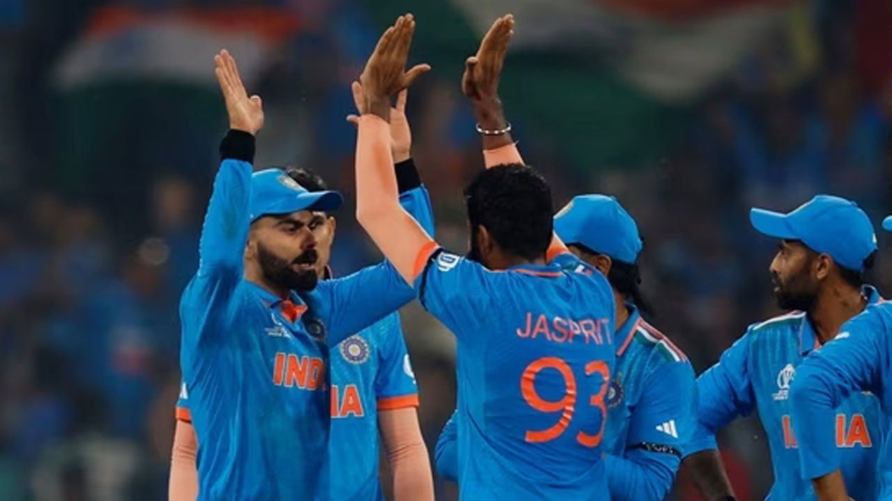 ইংল্যান্ডকে ১২৯ রানে থামিয়ে ভারতের টানা ষষ্ঠ জয়